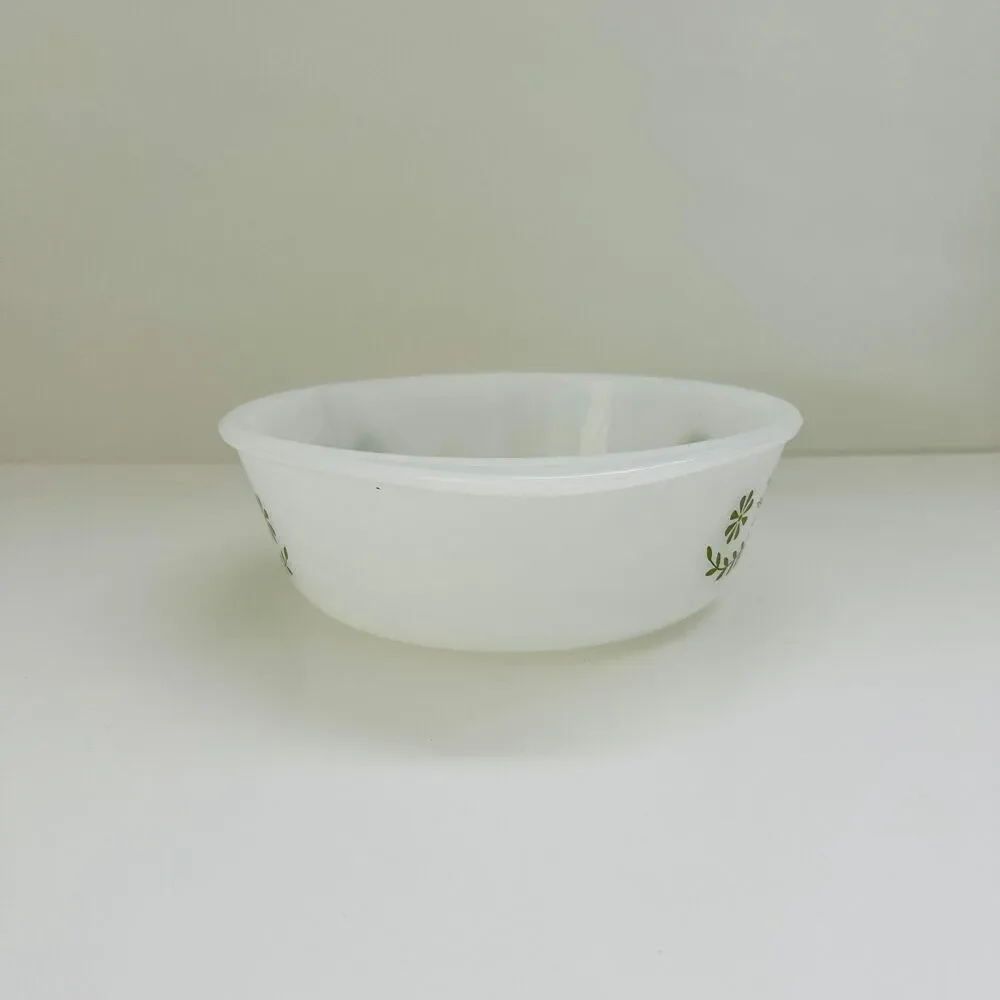 GLASBAKE White Milk Glass Green Daisy Floral Round Casserole Baking Dish 1.5 Qt